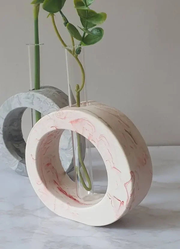 Custom Creative Resin Brand Circle Shape Vase with Mixing Color Resin Flower Vase for Home Decor - Image 4